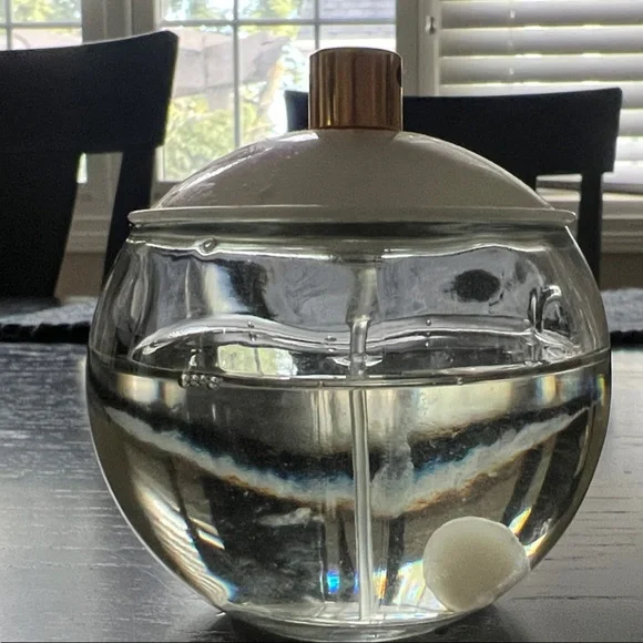 Elegant Gold and Clear Perfume Bottle - Picture 4 of 4